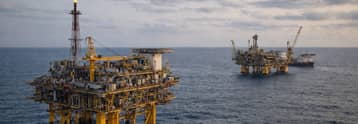 Rohstoff-Update: Öl fällt nach Wiederaufnahme des Hormuz-Transits; Gold leicht, Silber stürzt