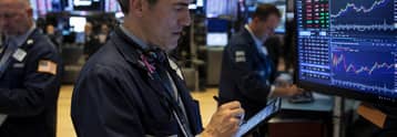 Alocação em ações dispara enquanto investidores apostam em lucros e cortes de juros