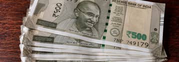 Rúpia atinge mínima histórica enquanto alta do petróleo pressiona finanças