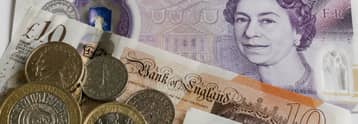 Lira se întărește ușor față de dolar, în ciuda tensiunilor geopolitice