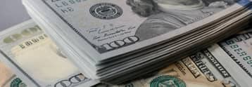 Dollar blijft stevig, olie daalt terwijl markten zich op Fed-beleid richten