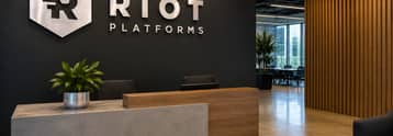 Acciones de Riot Platforms suben tras revelarse acuerdo de IA de Anthropic por $9.1B