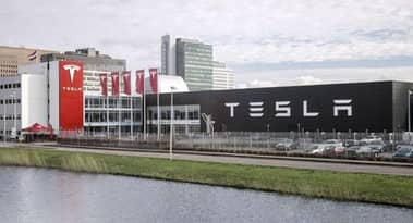 Tesla loses 4% as Cowen analyst forecasts it to miss the sales target for the fourth quarter