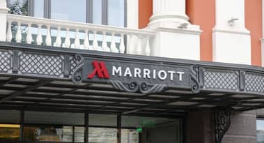 Marriott congeda decine di migliaia di dipendenti, il prezzo delle azioni cala del 10%