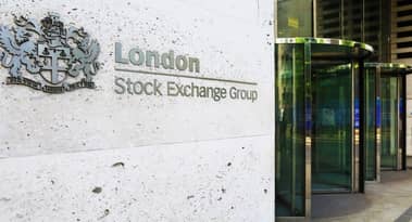 FTSE 100 schließt am Freitag leicht im Plus, bleibt aber auf dem Wochen-Chart positiv
