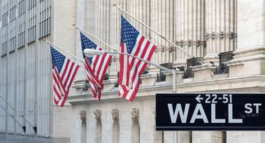 Institutional demand for Bitcoin skyrockets while technicals point to a steep correction