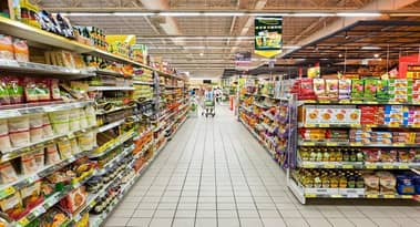 Il prezzo delle azioni Walmart è scambiato lateralmente nonostante un potenziale nuovo investimento di $25 miliardi