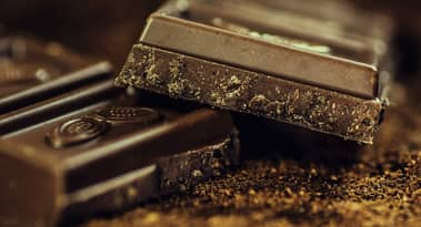 Investors eye Hershey and Mondelez strategies amid cocoa and sugar price surges