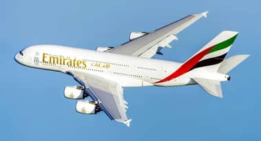 Emirates cancela casi todos los vuelos y recorta los salarios