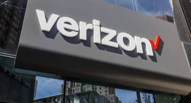 Verizon stock price trades modestly lower on revenue decline