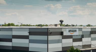 Amazon riprende la spedizione di articoli non essenziali dopo l'assunzione di 100.000 nuovi dipendenti