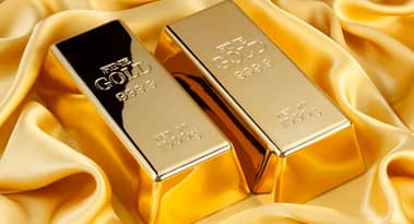 Safe-haven buying pushes gold past seven-year high
