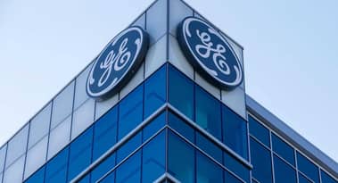 General Electric sospende il contratto a metà degli addetti alla produzione di motori per l'aviazione