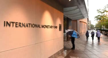 El índice del dólar estadounidense cae después de que el FMI publicó un informe sobre las perspectivas mundiales.