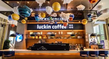 Luckin Coffee se reduce en un 75%, ya que la investigación interna revela que el director de operaciones está involucrado en la manipulación de las ventas.