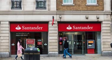 Santander share price forms a triple-top pattern ahead of earnings