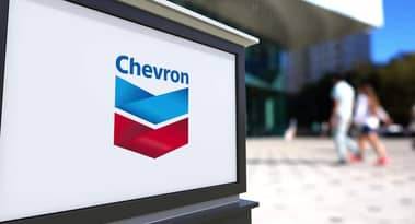 El precio de las acciones de Chevron sube cuando los precios del petróleo se recuperan