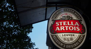 Los beneficios de AB InBev disminuyen un 13,7% en el primer trimestre, ya que el Coronavirus cierra bares y restaurantes.
