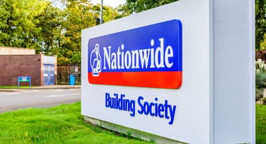 Nationwide reduce las tasas de ahorro como tanques de ganancias de todo el año 44%
