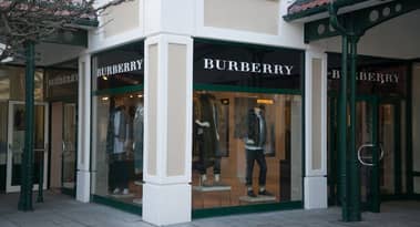 El precio de las acciones de Burberry cae como contrato de venta en el tercer trimestre