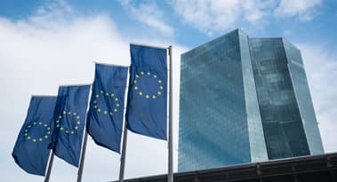 EUR/USD fails at $1.10, sinks lower