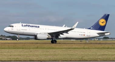 Lufthansa promette ristrutturazione in quanto la perdita netta aumenta a 1,88 mrd di sterline nel Q1