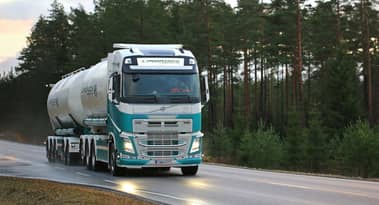 AB Volvo reducirá 4,100 empleos de cuello blanco para apuntalar las finanzas en medio de COVID-19