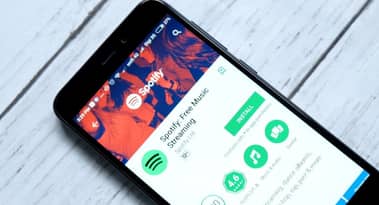 El precio de las acciones de Spotify sube un 15% por los nuevos acuerdos con Kim Kardashian, Warner Bros. y DC Entertainment