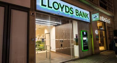 Lloyds share price climbs despite 20% profit drop: what analysts are saying