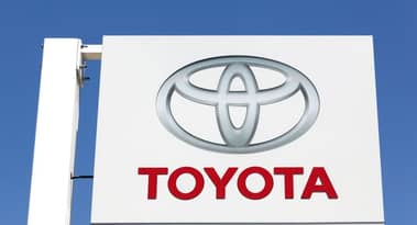 Toyota dice que sus ingresos del primer trimestre disminuyeron en un 40% sobre una base anual