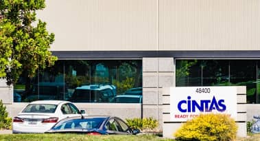 Cintas Corp übertrifft die Schätzungen der Analysten für Gewinn und Umsatz im 3. Quartal