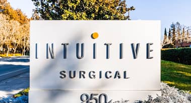 Intuitive Surgical encabeza las estimaciones de los analistas en cuanto a ganancias e ingresos en el tercer trimestre