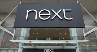 Next plc prevede che il profitto annuo lordo scenderà a £370 milioni quest'anno