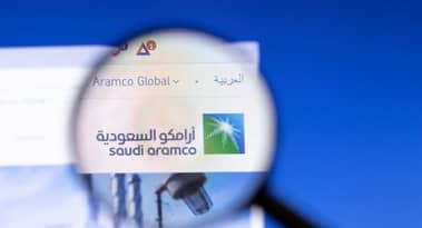 Saudi Aramco segnala un calo di quasi il 50% dei profitti dell'intero anno