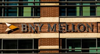 BNY Mellon’s revenue tanks 5% in the fiscal first quarter