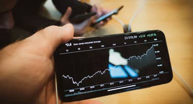 Due titoli che segnaleranno gli utili la prossima settimana spiegano le loro valutazioni elevate
