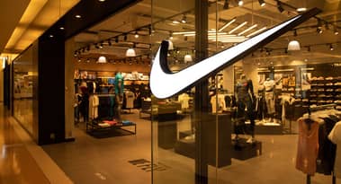 Nike aktiekurs danner tredobbelt bund, da Adidas gyldne kors nærmer sig