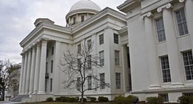 Alabama Kongressabgeordnete Barry Moore kaufte 3 Kryptos als der Markt stieg