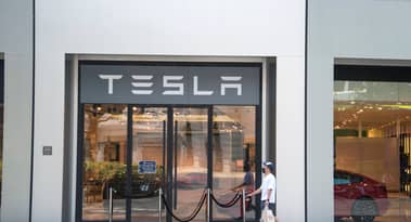 Faut-il acheter des actions Tesla ou GM ? Goldman Sachs passe leur note à surperformance