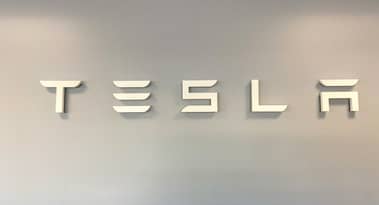Comprare azioni Tesla mentre le azioni aumentano con consegne record?
