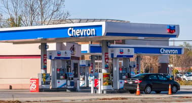 Stephanie Link förklarar varför hon gillar Chevron mer än Exxon