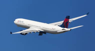 ¿Debería comprar o vender acciones de Delta Air Lines después de emitir una advertencia de ganancias?