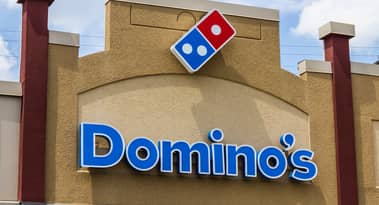 ¿Debería comprar o vender Domino's Pizza después de reportar resultados mixtos en el tercer trimestre?