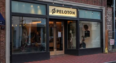¿Debería comprar o vender acciones de Peloton mientras Cathie Wood recorta su participación?