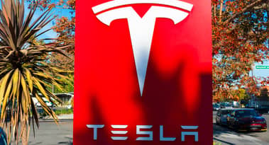 Tesla-aktien faller med 5% efter att vd:n går på Twitter och föreslår en försäljning av 10% av hans aktier