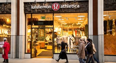 Lululemom stock faces a double whammy: $130 target in sight