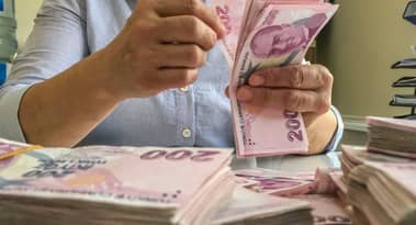 Turkish lira and stocks tumble amid global tech woes and political uncertainty