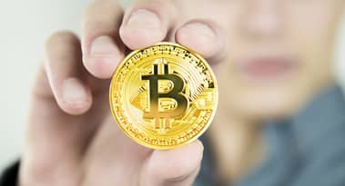 Cathie Wood ha comprato tre titoli crypto tra le vendite di BTC