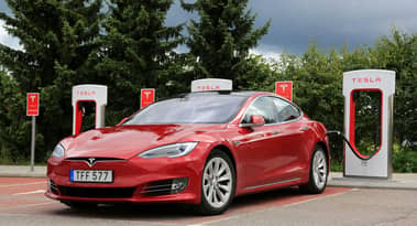 Tesla stock has rebounded from a key support: should you buy?