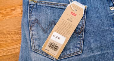 Levi’s stock is down 10% on Friday: should you buy?